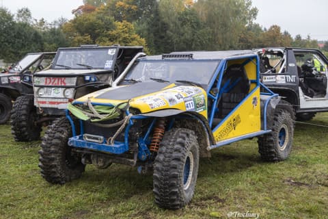 Żółto-niebieskie buggy z numerem 411 i linami na polu serwisowym