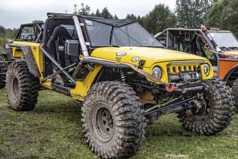 Żółte buggy z wyciągarką, snorkelem i ogromnymi oponami na trawie
