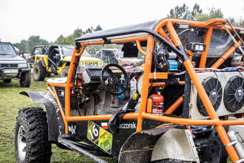 Pomarańczowa klatka i wentylatory chłodnic otwartego buggy na parkingu