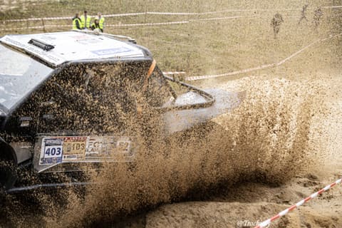 Fontanna piachu spod kół czarnego buggy z numerem 403