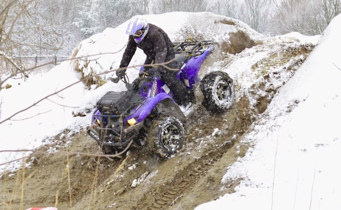Quad na śnieżnym podjeździe, zimowy wyjazd klubu